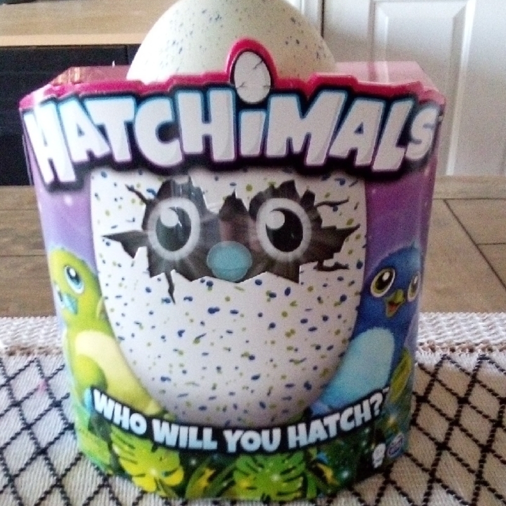 Hatchimals Interactive Egg - Light green and Speckled